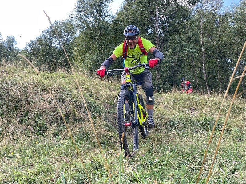 biker-grassy-descent